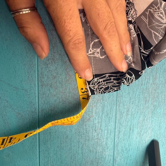 NWT Disney Villains Black & White Soft Polyester Scarf 37x37 - Picture 4 of 4